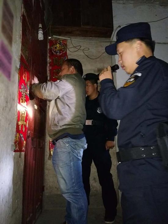 济南粗心妈妈误将幼女锁家中 民警全城寻开锁师傅开门